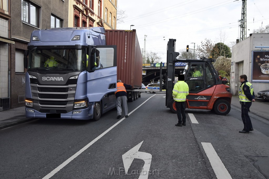 LKW gegen Bruecke wegen Rettungsgasse Koeln Muelheim P32.JPG - Miklos Laubert